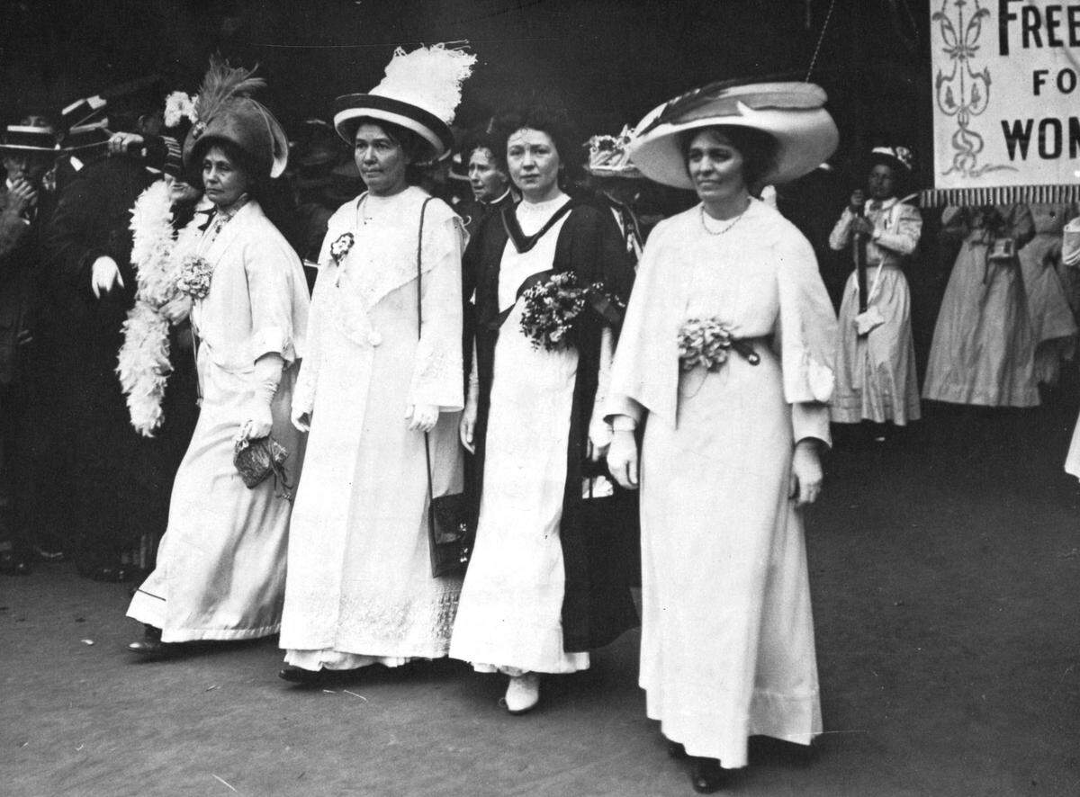 Anfang des 20. Jahrhunderts gingen die Suffragetten, die für ein allgemeines Frauenwahlrecht eintragen, in Großbritannien und den Vereinigten Staaten in Violett (Loyalität), Weiß (Reinheit) und Grün (Hoffnung) auf die Straße.