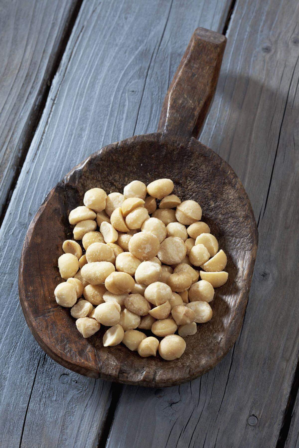 Eine Packung Macadamia-Nüsse wurde der Tochter des Chefs der südkoreanischen Fluggesellschaft Korean Air zum Verhängnis. Diese wurde ihr nämlich auf einem Linienflug nicht wie vorgesehen in einer Schale, sondern in einem Sackerl angeboten. Cho Hyun Ah schmiss kurzerhand die Chefin des Kabinenpersonals aus dem Flugzeug und verzögerte den Start so um 20 Minuten. Die Causa rief sogar die größte Oppositionspartei des Landes auf den Plan: Die Tochter von Korean-Air-Chef Cho Yang Ho habe dem Ruf der nationalen Fluggesellschaft geschadet, so der Vorwurf. Letztendlich wurde der Druck so groß, dass die 40-Jährige zurücktreten musste.