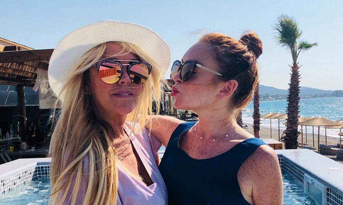 Lindsay Lohan besuchte Griechenland und Dubai. Ziel Nummer eins stand im Zeichen der Eröffnung eines nach ihr benannten Beachclubs auf Mykonos. Zu diesem Event bekam sie auch Unterstützung von Mutter Dina.  