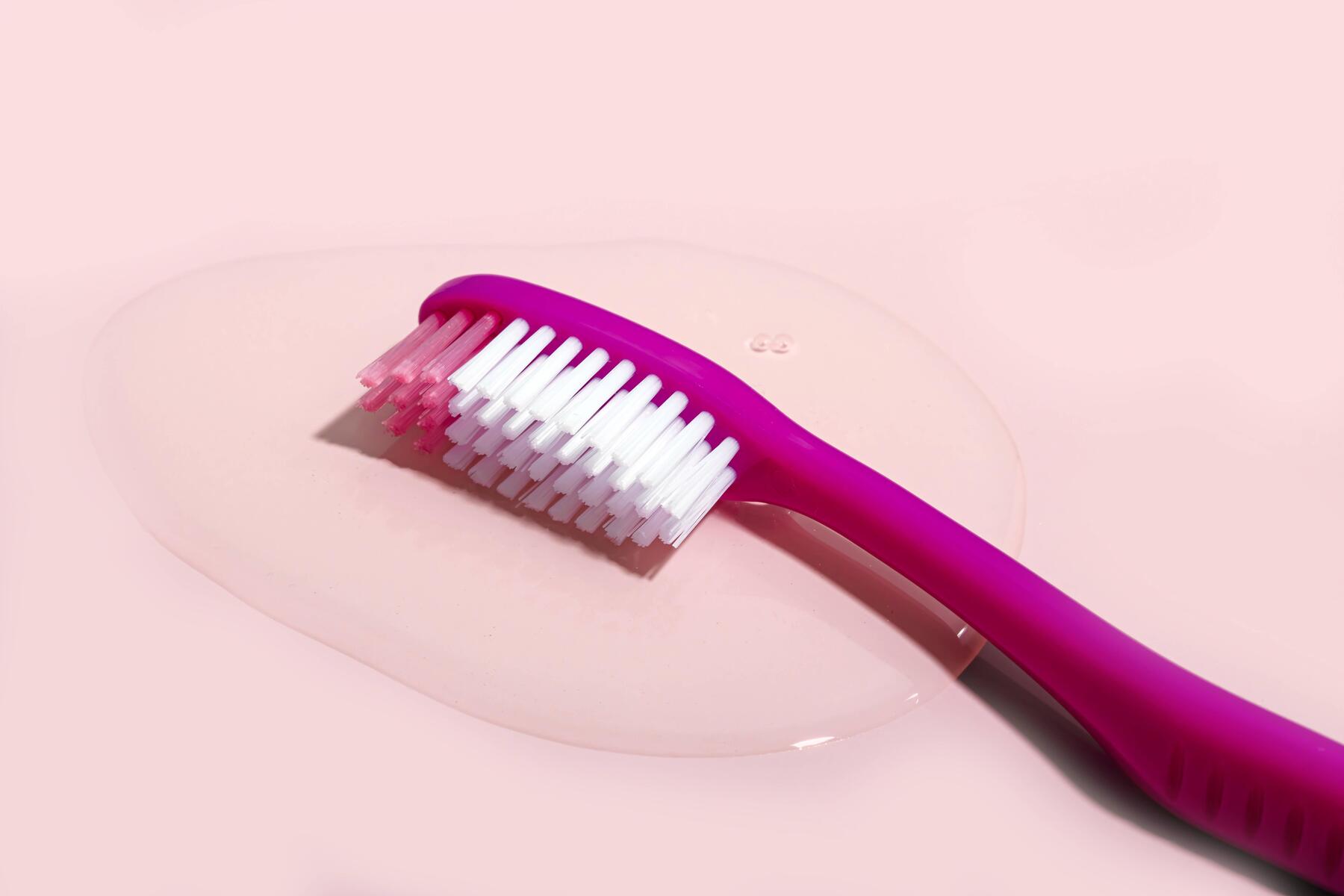 Fast jeder zweite Österreicher putzt die Zähne zu selten und zu kurz