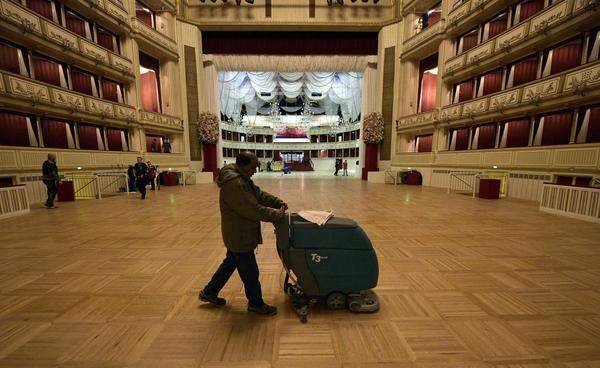 Während im Obergeschoß gebohrt, gekehrt und der am Ballabend ausgestellte Swarovski-Schmuck sicher verwahrt wurde, wurde vor der Oper der Red Carpet-Bereich abgebaut. Und dann sieht das Opernhaus auch wieder so aus wie immer: schön, aber nicht ganz so glanzvoll.