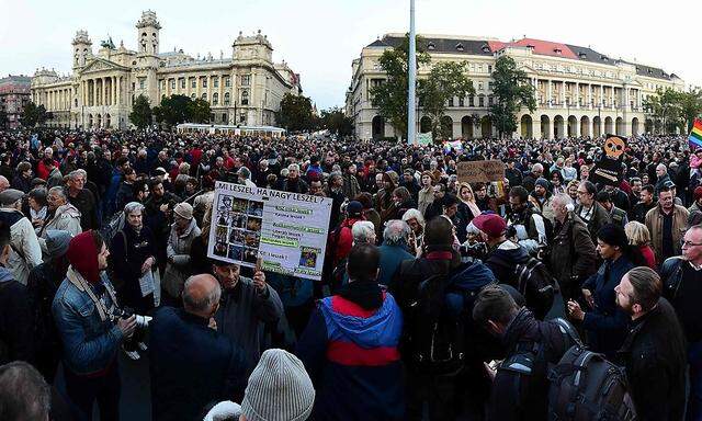 Ungarn protestieren gegen die Schließung der Zeitung.