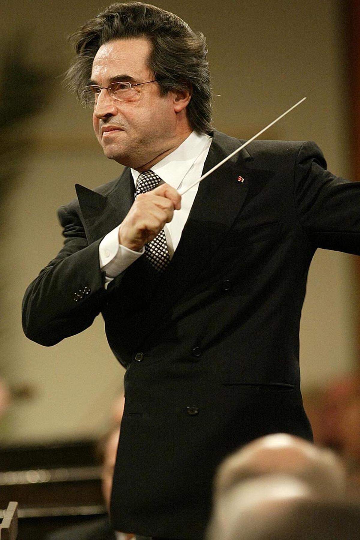 Seit Herbert von Karajan hat kein anderer Dirigent so gebieterische Miene gemacht wie Riccardo Muti. Seine musikalische Kompromisslosigkeit scheint ihm schon äußerlich anzusehen sein: Energisch hebt er das Kinn in die Höhe und wirft die Haare in den Nacken. Gesundheitliche Probleme haben den 69-Jährigen nun aus der Bahn geworfen.