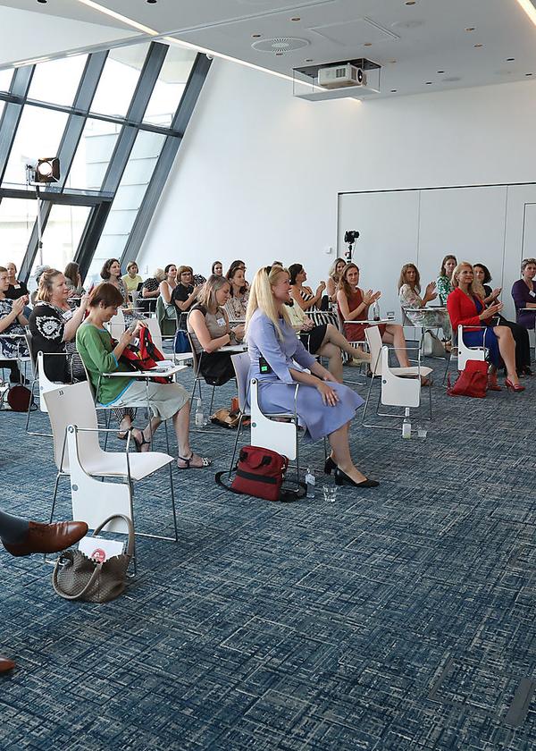 Eva Komarek, General Editor for Trend Topics bei der Styria Media Group, führte  als Moderatorin durch den Workshop. Die Vortragenden waren Andrea Lang, Münze Österreich, Marietta Babos, Finanzberaterin, Larissa Kravitz, Betreiberin des Podcasts „Investorella“, und Robert Ulm, CEO der Hello bank!.