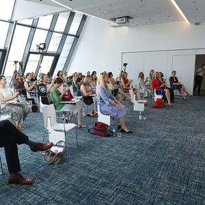 Eva Komarek, General Editor for Trend Topics bei der Styria Media Group, führte  als Moderatorin durch den Workshop. Die Vortragenden waren Andrea Lang, Münze Österreich, Marietta Babos, Finanzberaterin, Larissa Kravitz, Betreiberin des Podcasts „Investorella“, und Robert Ulm, CEO der Hello bank!.