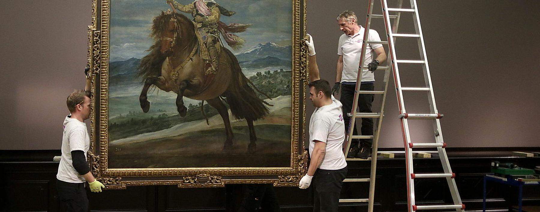 Mitarbeiter des KHM montieren das Gemälde &quot;Prinz Baltasar Carlos auf dem Pferd&quot; von Diego Velasquez. 