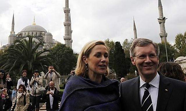 German President Christian Wulff and his wife Bettina Wulff pose in front of the Ottoman-era Sultanah