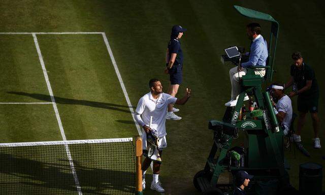 Nick Kyrgios im Disput mit dem Stuhlschiedsrichter während seines Zweitrundenspiels gegen Rafael Nadal in Wimbledon.