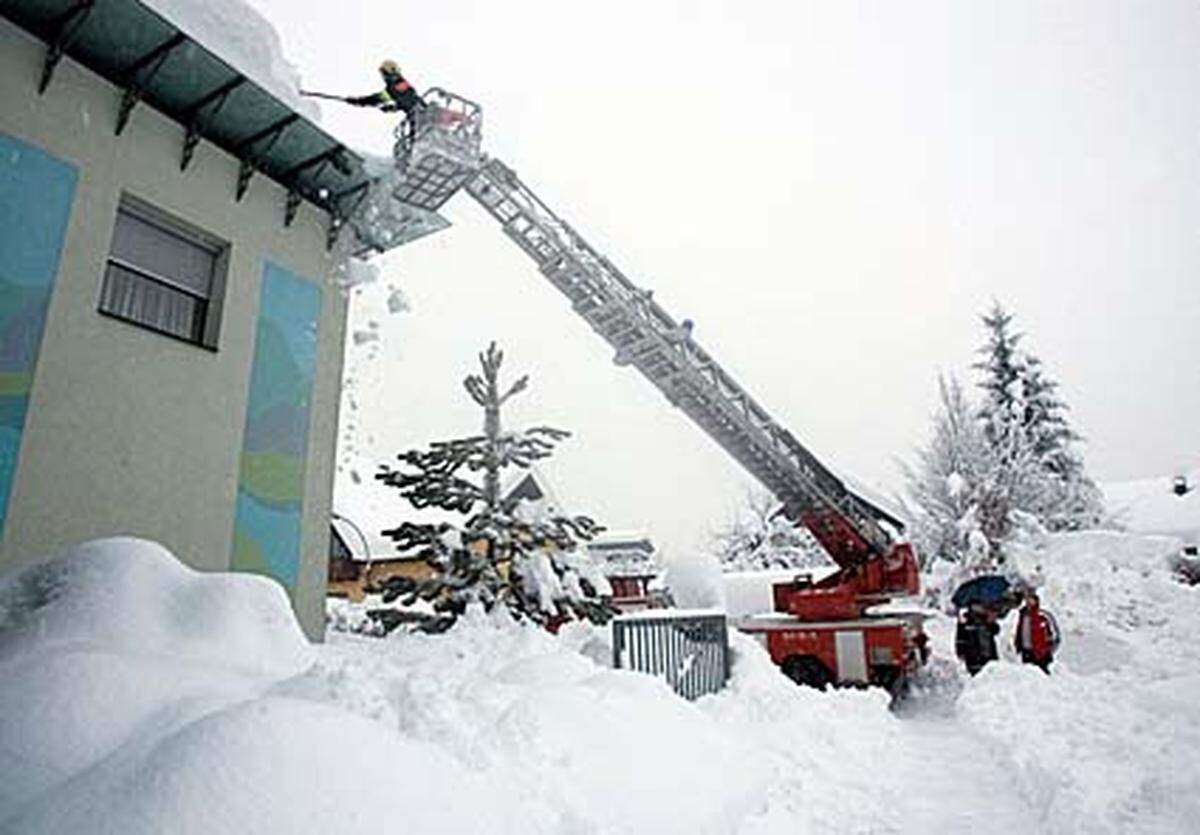 Rund 3000 Haushalte sind am Freitag in der Früh ohne Stromversorgung gewesen. Die Feuerwehr musste mehr als 60 Mal ausrücken, um umgestürzte Bäume zu entfernen und Dächer abzuschaufeln, die unter der Last des Schnees zusammenzubrechen drohten.