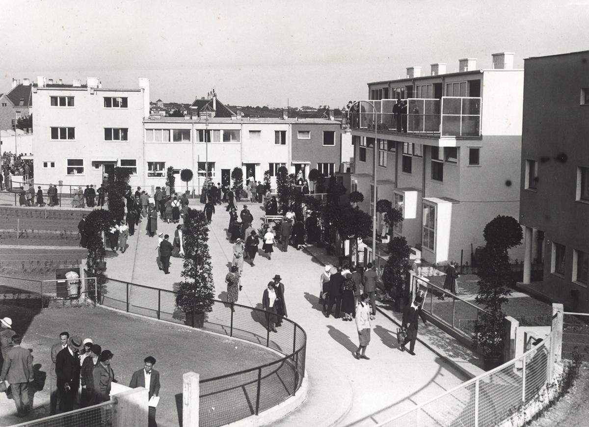 Im Sommer 1932 wurde für acht Wochen die neu errichteten Siedlungshäuser in Lainz geöffnet. 100.000 Besucher kamen um die Bauausstellung, die als Manifest des Neuen Wohnens gedacht war, zu besichtigen. Die Werkbundsiedlung am Eröffnungstag 4. Juni 1932