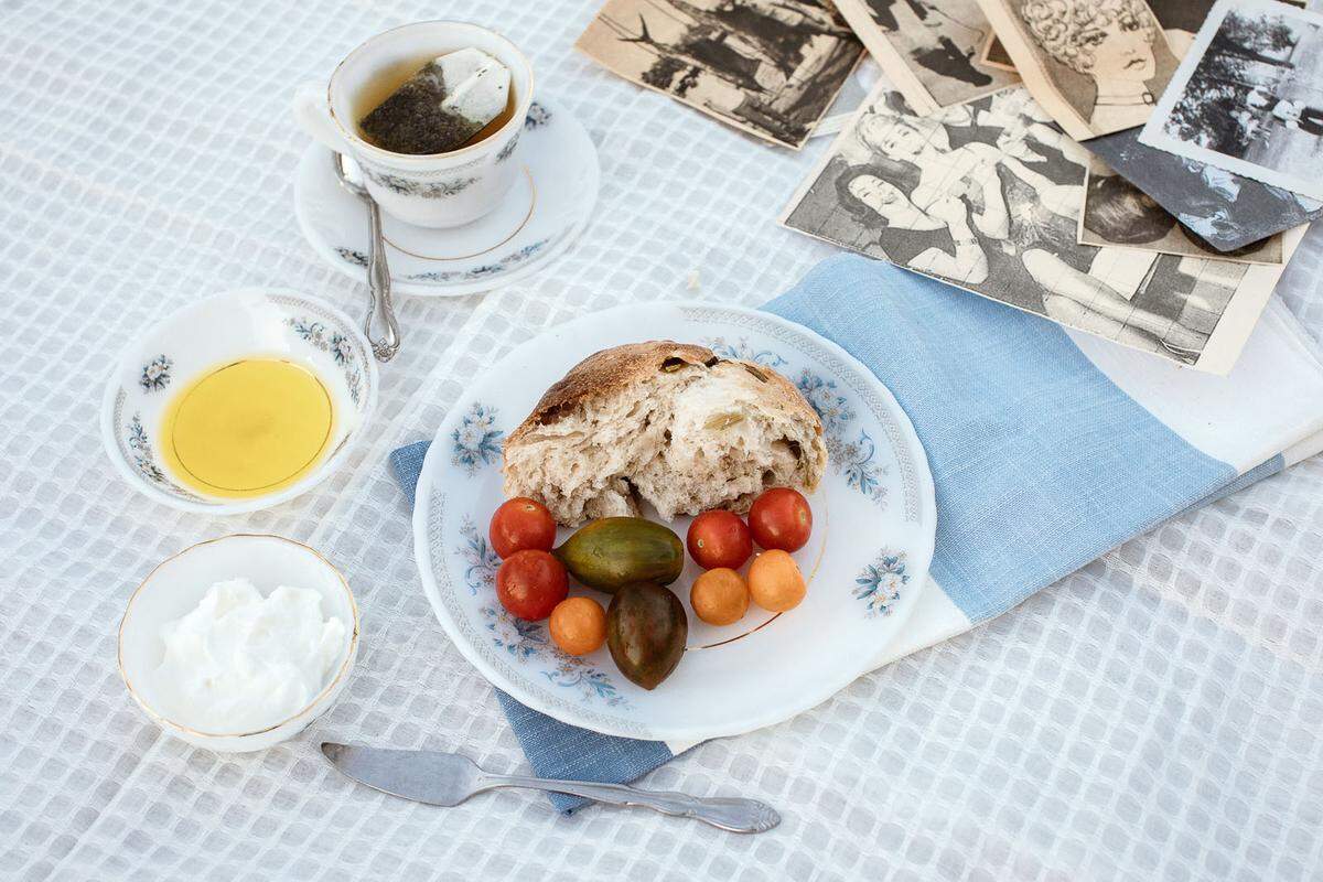 Der deutsche Maler Gerhard Richter isst Joghurt, Tomaten, Brot, Olivenöl und trinkt dazu Kamillentee um 13 Uhr alleine in seinem Esszimmer.