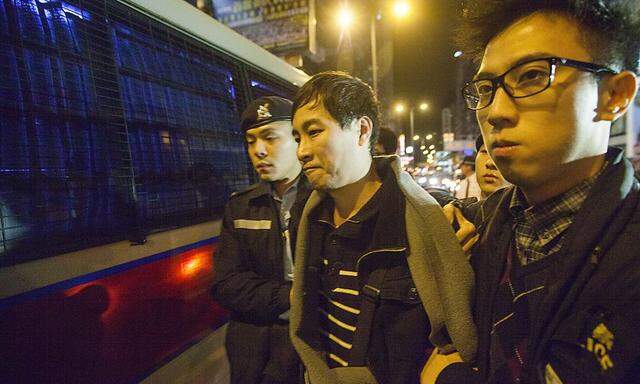 Die Polizei greift in Hongkong hart durch. Im Bild eine Verhaftung bei den Protesten vom 24.12.