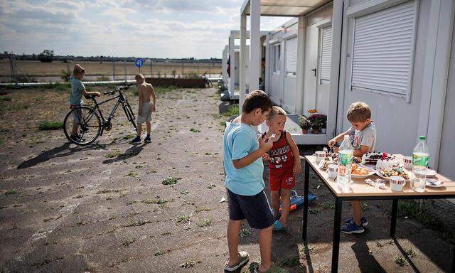 Nicht alle Flüchtlinge verlassen die Ukraine. Dieses Bild einer Geburtstagsfeier eines ukrainischen Buben ist allerdings im Containerdorf auf dem Gelände des ehemaligen Flughafens Tempelhof in Berlin entstanden.