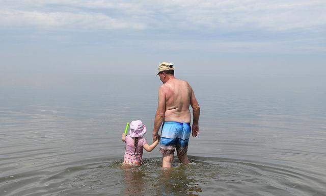 Opa und Enkel im Wasser der Nordsee