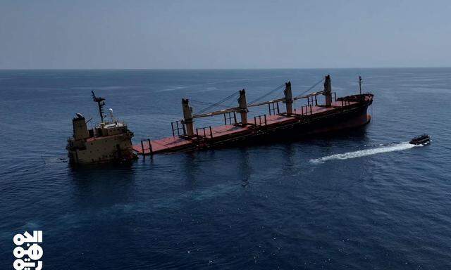 Ein Cargo-Schiff, das Ende Jänner nach einem Angriff der Huthi-Miliz im Roten Meer gesunken ist.