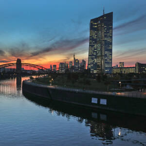 Die Signa entwickelt mittels Bank-Krediten Immobilien und verkauft diese dann wieder. Das ist ihr Geschäftsmodell. 