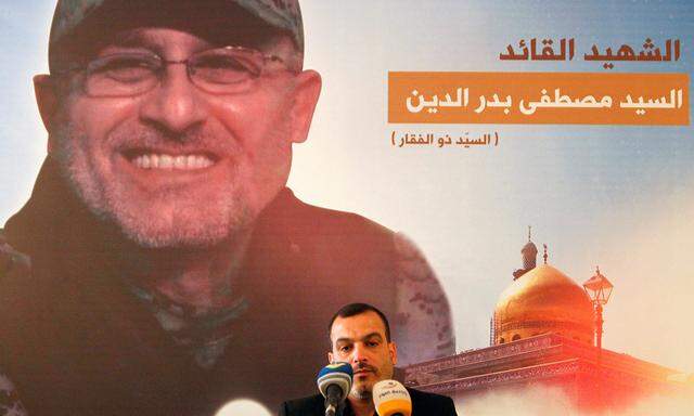 Vor einem gigantischen Bild von Mustafa Badreddine gab die Hisbollah den Tod ihres Kommandanten in Syrien bekannt.