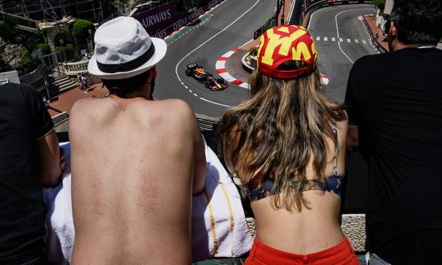 Zuschauer genießen den Blick auf Monacos Leitplankendschungel, Fahrer wie Sergio Pérez haben damit zu kämpfen.