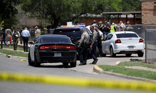 Mindestens 19 Kinder wurden getötet, nachdem ein 18-Jähriger am Dienstag während der Unterrichtszeit das Feuer in der Robb Elementary School in Uvalde nahe San Antonio eröffnet hatte. Der Amokläufer wütete so lange, bis ihn Sicherheitskräfte laut Medienberichten erschossen.