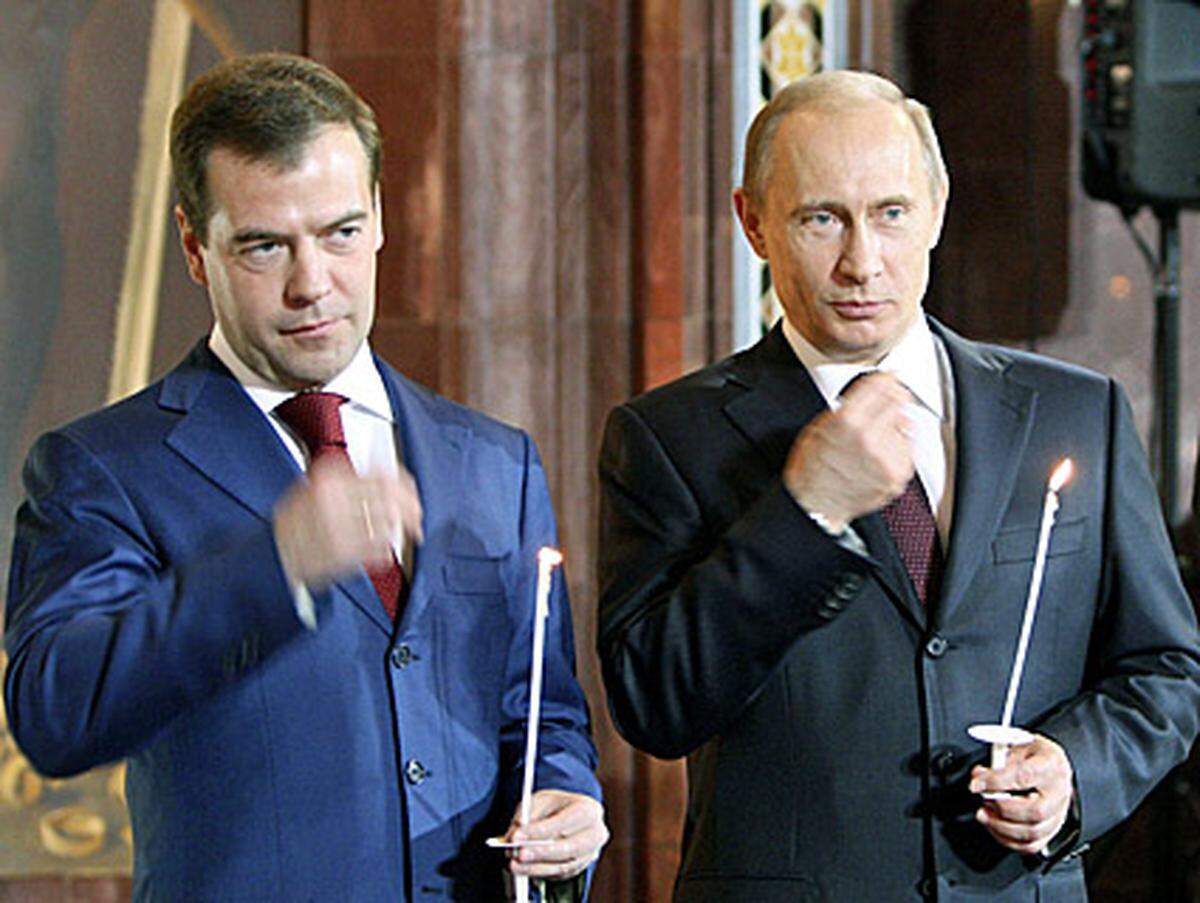 Nicht Medwedjew, sondern Putin verkündete Milliardenhilfen für die Konjunktur und versprach, die ohnehin kargen Sozialleistungen nicht weiter zu kürzen. Zum ersten Mal in der Geschichte des Landes kommen entscheidende Weisungen nicht mehr aus dem Kreml, sondern aus dem Weißen Haus am Ufer der Moskwa, wo der Regierungschef sitzt.