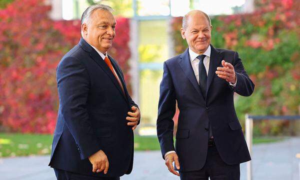 Freundlicher Empfang für Orbán (li.) in Berlin von Kanzler Scholz. Pressetermin absolvieren die beiden keinen gemeinsamen.