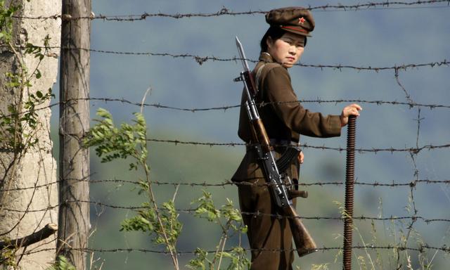 Eine nordkoreanische Soldatin an der Grenze zu China. Kämpfen sie bald auch in der Ukraine?