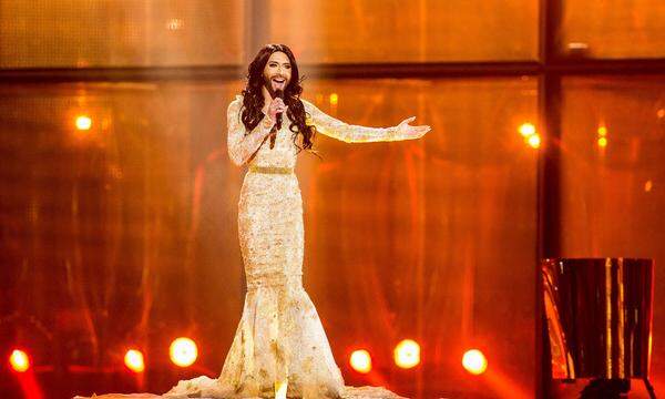 Und dann kam Conchita Wurst: Ihre an die großen James-Bond-Hymnen erinnernde Ballade "Rise Like a Phoenix" schlug ein. Tom Neuwirths Kunstfigur siegte in Kopenhagen überlegen - und sorgte für europaweites Echo.