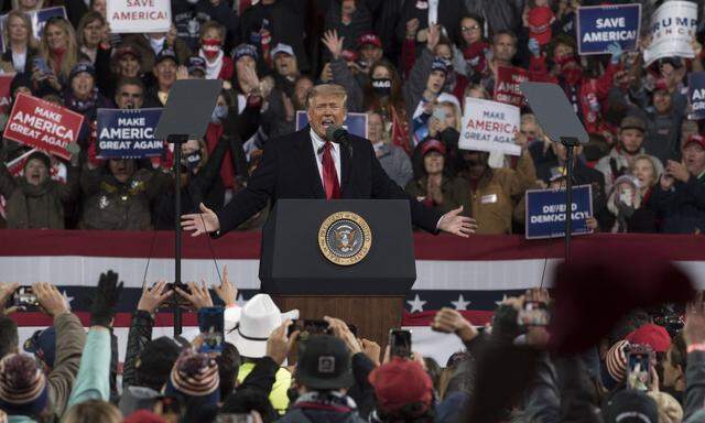 Tausende Anhänger von Donald Trump bejubelten diesen beim Wahlkampfauftritt in Valdosta im US-Bundesstaat Georgia. 