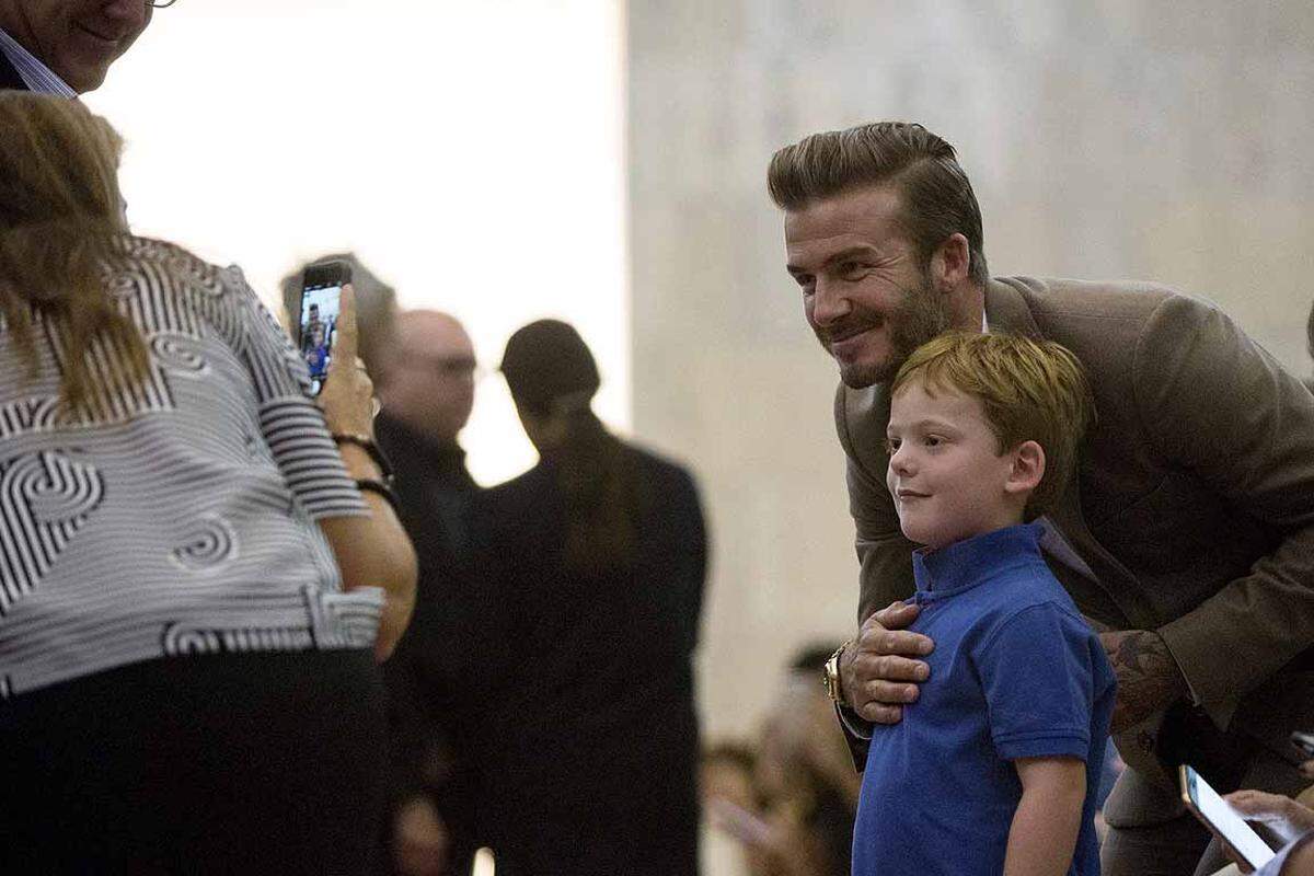 David Beckham nutzte die Zeit vor der Show seiner Frau für Fotos mit seinen kleinen Fans.