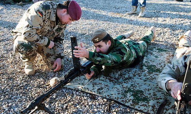 Deutsche Berater bilden kurdische Peshmerga in Camp bei Erbil aus.