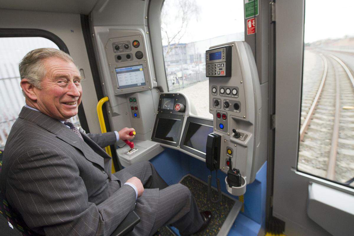 London Underground ist längst nicht mehr auf der Höhe der Zeit. Sicherheit, Leistungsfähigkeit, Komfort - der ratternden, stöhnenden, häufig verspäteten "Tube" merkt man an allen Ecken und Enden ihr hohes Alter an. Die Auf- und Abgänge sind viel zu eng, die Bahnsteige zu schmal.Im Bild: Großbritanniens Thronfolger, Prinz Charles, probiert sich als Tube-Fahrer.