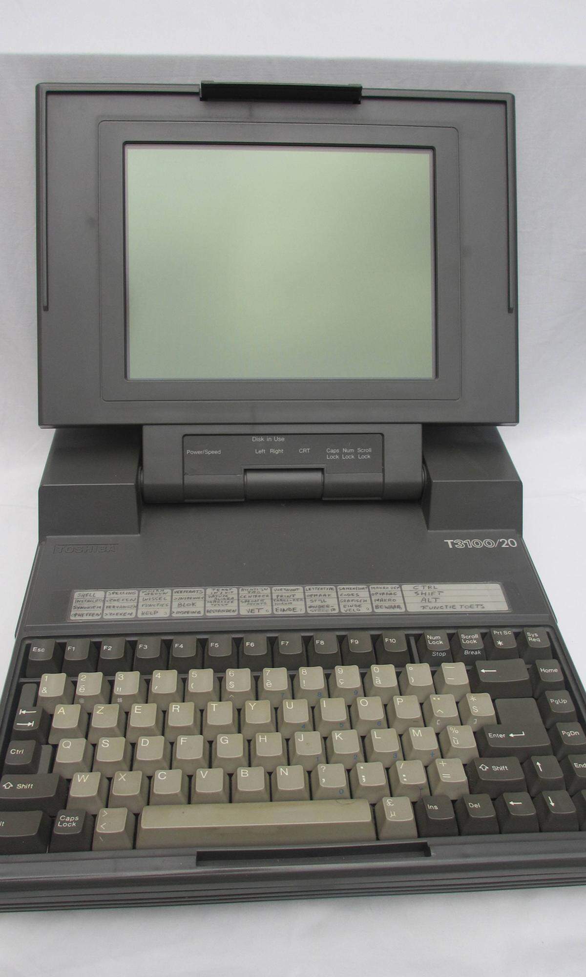 Bevor es aber wirklich klein werden konnte, musste in den Bereich der tragbaren Rechner noch viel Entwicklung und Zeit investiert werden. Mit dem T3100 von Toshiba begann offiziell die Laptop-Ära. Das 2,5 Kilogramm Leichtgewicht hatte für damalige Verhältnisse eine riesige 20-Megabyte-Festplatte und einen ein Megabyte großen Arbeitsspeicher.