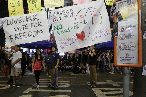 Die Hongkonger Protestbewegung zeichnet sich bisher durch ihre absolute Friedfertigkeit aus. Gewalt ging lediglich von den Sicherheitskräften aus.