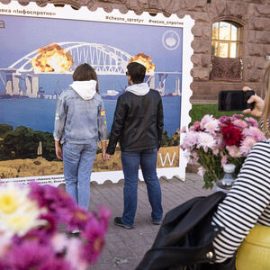  Freude in Kiew über Rückschlag für Russland. Ukrainer bewundern ein Bild der brennenden Krim-Brücke.