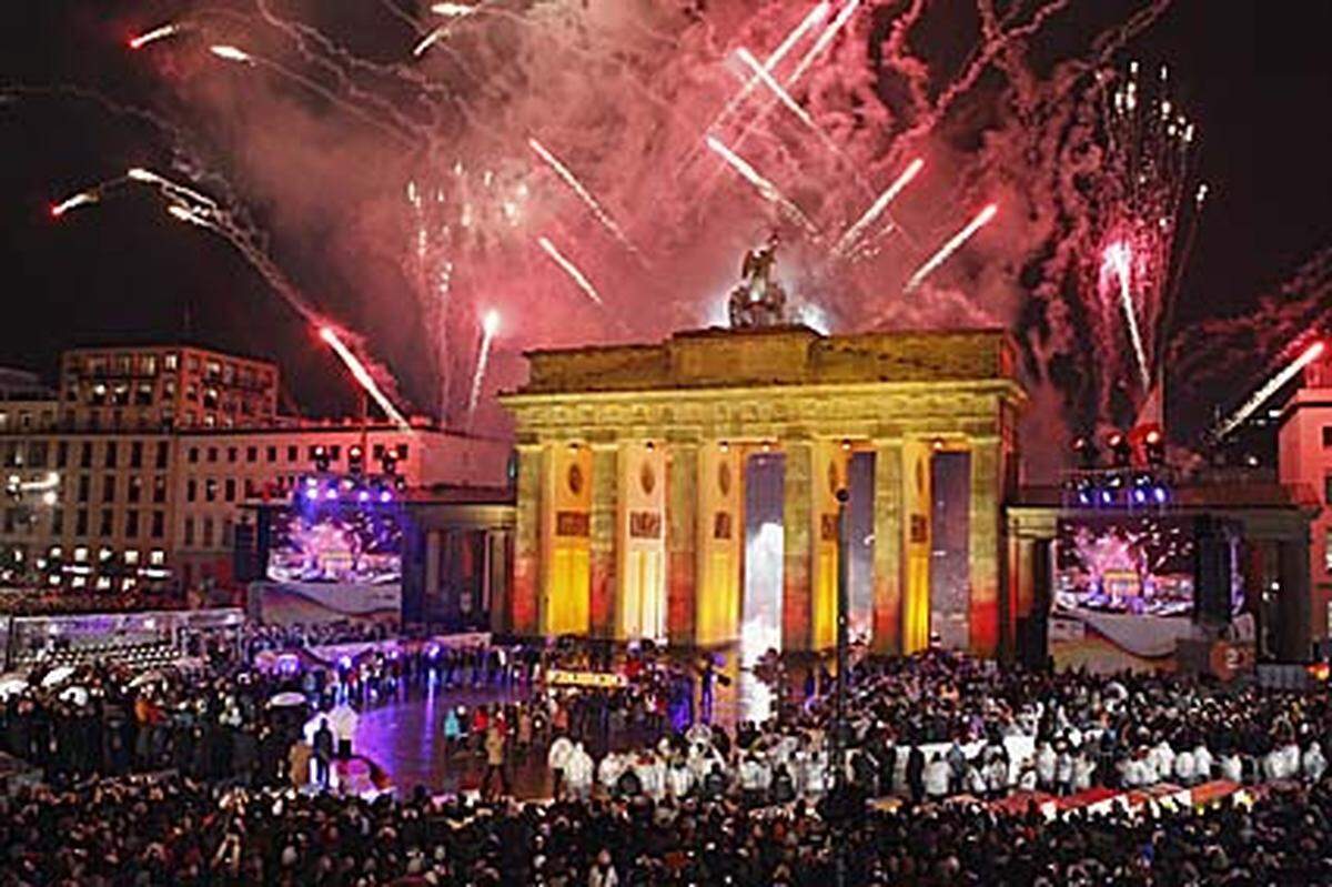 Mit einem großen "Fest der Freiheit" hat Berlin und Deutschland den 20. Jahrestag des Falls der Berliner Mauer begangen. 30 amtierende und ehemalige Staats- und Regierungschef nahmen an den großen Feierlichkeiten am Brandenburger Tor teil.