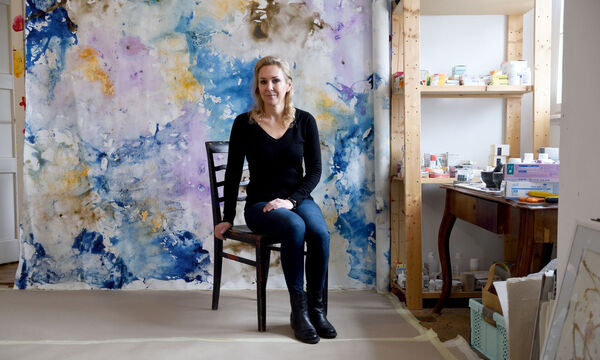 Monika Kus-Picco vor einem ihrer Medizinbilder. Die Tabletten im Regal sind nur ein kleiner Teil der Medikamente, die sie verwendet.