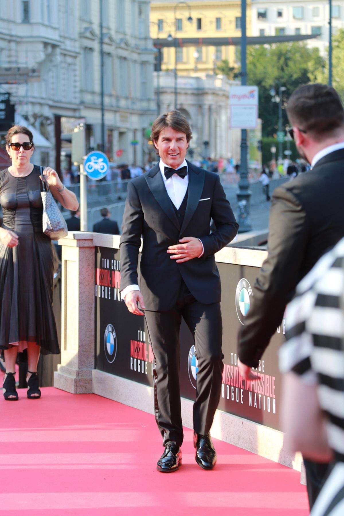 Zur Weltpremiere von Mission Impossible drehte sich in Wien zwei Tage lang alles um Tom Cruise. Zum Auftritt auf dem roten Teppich kam er ganz klassisch im Black-Tie-Aufzug von Giorgio Armani.
