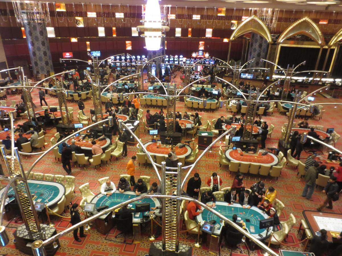 Hier liegt der Grund für den Boom: Die Leidenschaft der Chinesen für Glücksspiel. Ein solches Foto ist streng verboten, weil die Identität der Spieler gewahrt bleiben muss ... oder die der Bank? Der Umsatz von Macau beträgt momentan das sechsfache von Las Vegas.