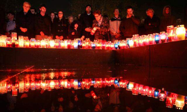 Trauerfeier bosnischer Kroaten in Mostar für General Praljak, der sich vor dem UN-Kriegsverbrechertribunal vergiftet hatte.
