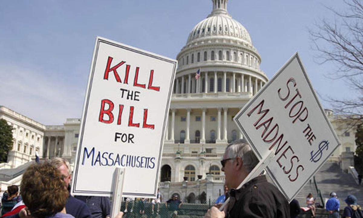 Die Abstimmung war von tumultartigen Szenen begleitet. Gegner der Reform drangen in das Gebäude ein und machten ihrem Unmut lauthals Luft. Auch rund um den Sitz des Kongresses in Washington versammelten sich zahlreiche Demonstranten, die "Kill the Bill" ("Tötet das Gesetz") skandierten.