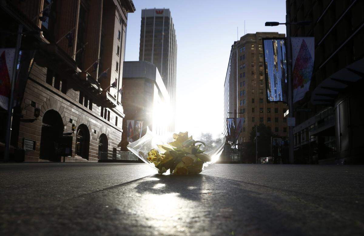 Sydney unter Schock. Ein Mann hielt die ganze Stadt und Teile der Weltöffentlichkeit über 16 Stunden lang in Atem, als er in einem ein Kaffeehaus der australischen Metropole 17 Menschen als Geisel nahm.