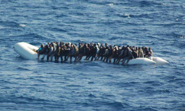 Flüchtlinge beim Versuch, das Mittelmeer zu überwinden 