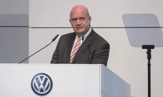 VW Betriebsversammlung Bernd Osterloh spricht VW Betriebsversammlung 2016