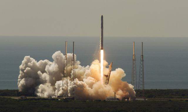 Die SpaceX-Rakete Falcon 9 startete 2015 in Florida.