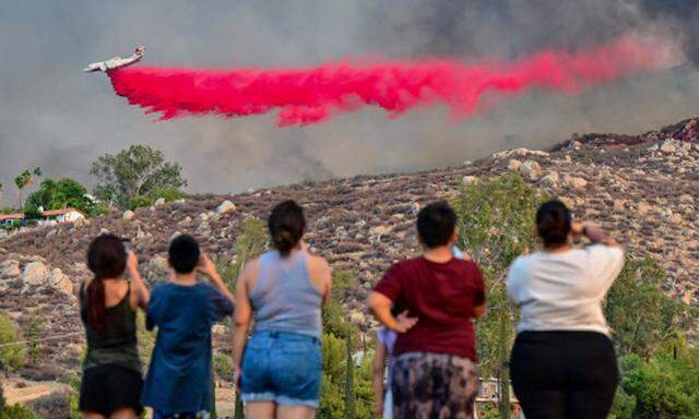 Naturkatastrophen kurbeln das Versicherungsgeschäft an. Im Bild ein Löschflugzeug Anfang September in Hemet, Kalifornien.