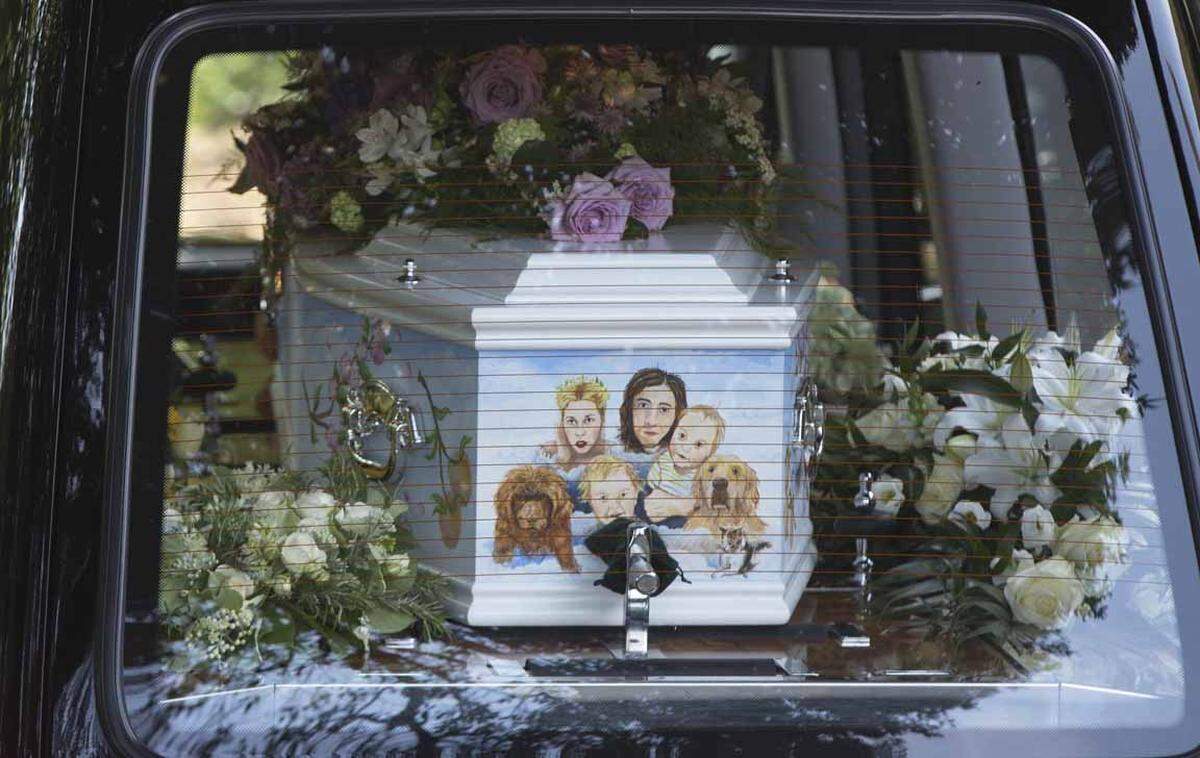 Der Leichnahm lag in einem himmelblauer Sarg mit den Porträts der Familie und den Haustieren. Die Asche soll Medienberichten zufolge auf einem nahe gelegenen Landsitz der Familie verstreut werden.