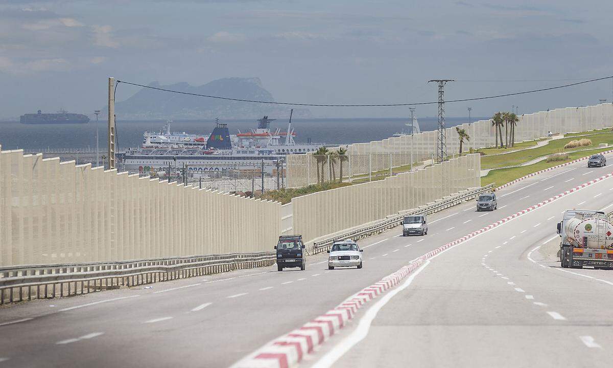 Der Zaun bei Tanger, der Afrika von Europa trennt. Keiner zu sehen, der hier sein Glück versucht. Am anderen Ufer der Straße von Gibraltar liegt Alegciras, Spanien, die EU.