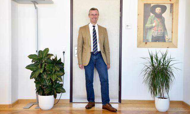 Entfernte Verwandte? Verkehrsminister Norbert Hofer (FPÖ) vor einem Bild des Tiroler Freiheitskämpfers Andreas Hofer, das in seinem Büro hängt. 