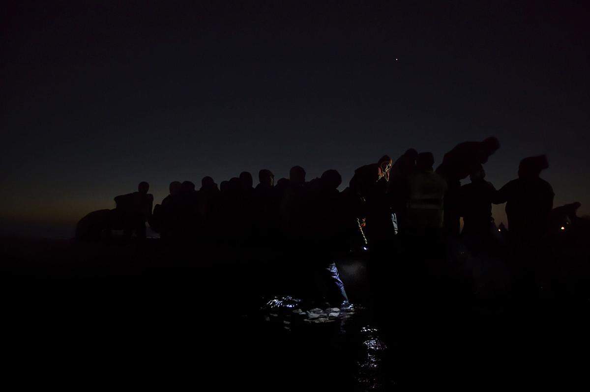 Paul Hansen, Schweden, 2015, veröffentlicht in: Dagens Nyheter, Under the Cover of Darkness Flüchtlinge reisen im Dunkeln Richtung Europa, um nicht entdeckt zu werden. Das Bild wurde am 6. Dezember auf Lesbos, Griechenland, aufgenommen.  