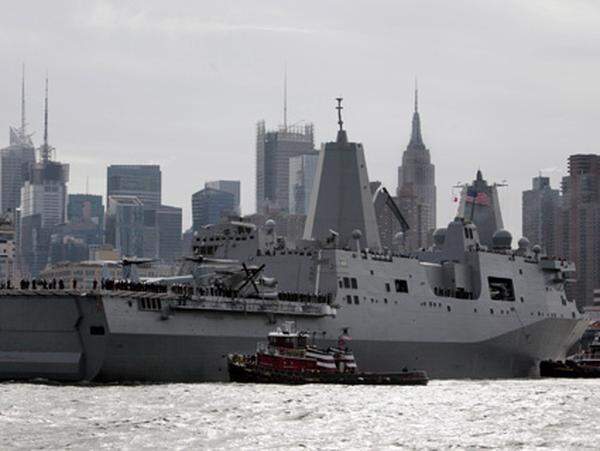 Die Besatzung feuert 21 Schuss Salut vom Achterdeck, als die "USS New York" am Ground Zero vorbeischippert.